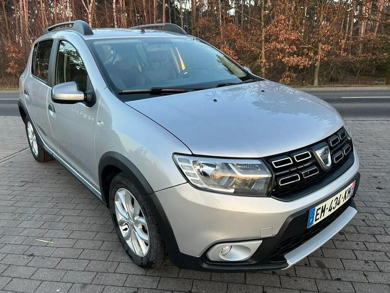 Używany Dacia Sandero Stepway 90 KM (66 kW) 2017 Srebrny Sedan/Limuzyna