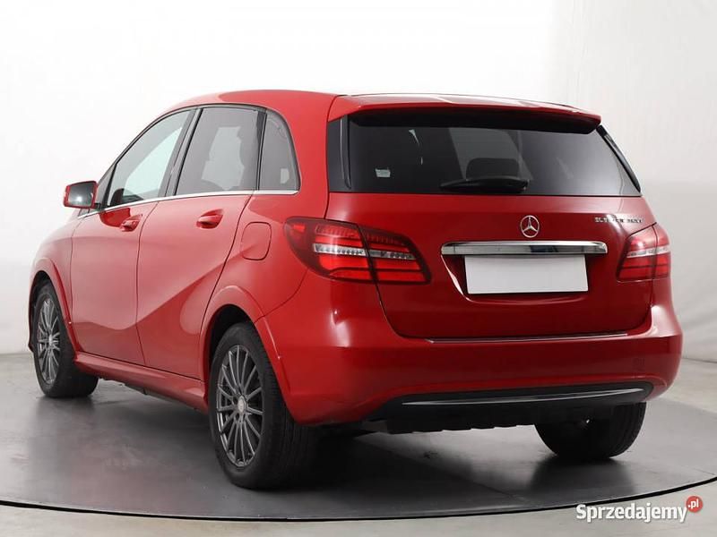 Używany Mercedes B250e 131 kW (179 KM) 2015 Czerwony Minivan