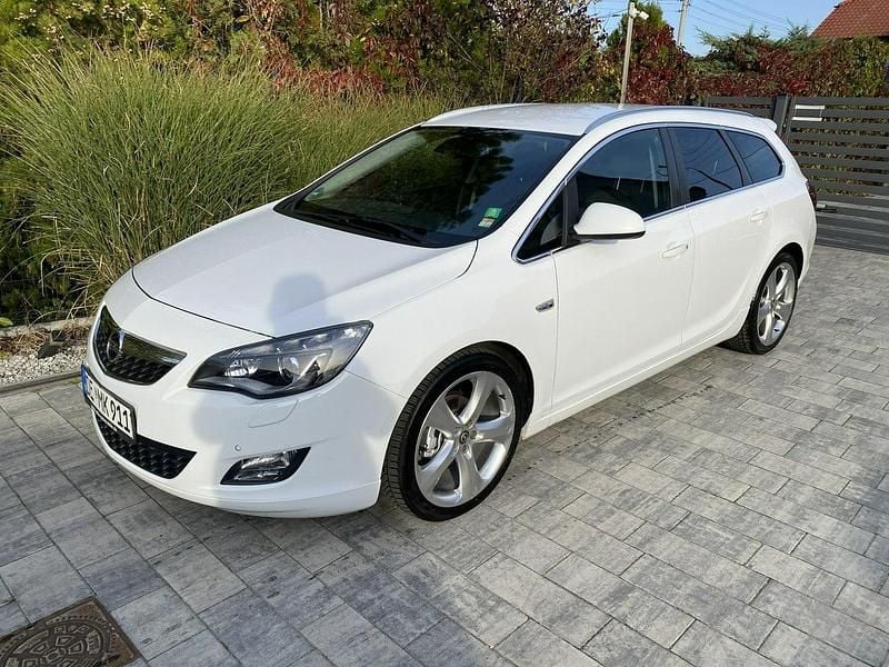 Biały Używany 2012 Opel Astra Kombi | 23 900 zł (Uczciwa cena) - Obraz 1/4