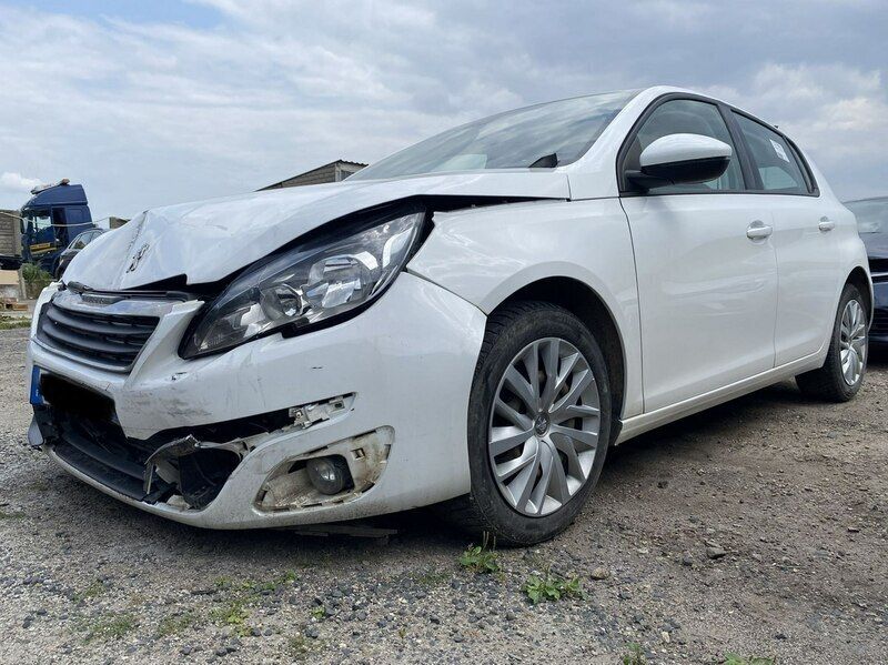 Używany Peugeot 308 100 KM (73 kW) 2015 Biały Sedan/Limuzyna