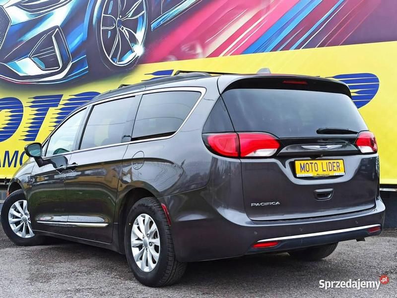 Używany Chrysler Pacifica 291 KM (214 kW) 2017 Grafitowy Minivan