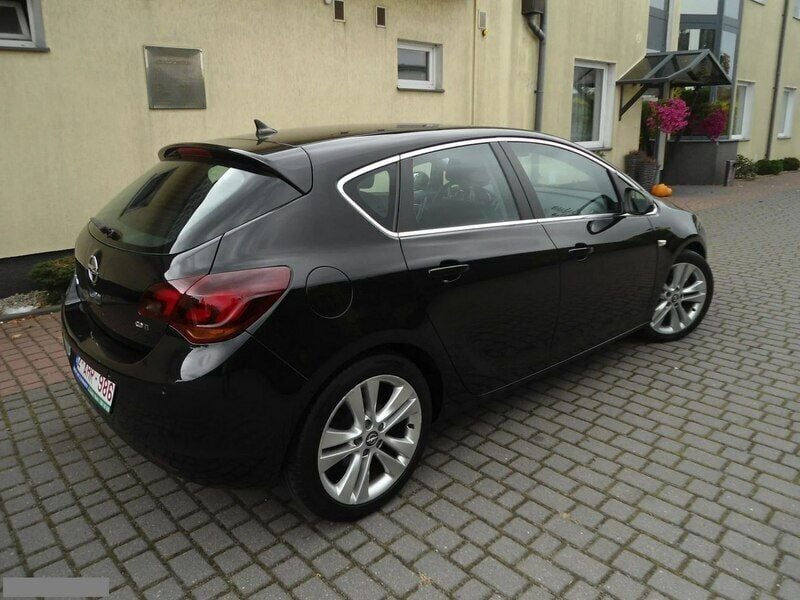 Używany Opel Astra 125 KM (91 kW) 2010 Czarny Sedan/Limuzyna