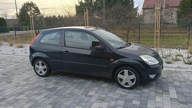 Używany Ford Fiesta 2002 Czarny Hatchback
