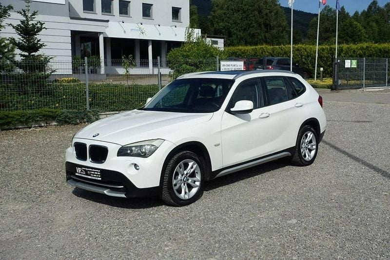 Biały Używany 2010 BMW X1 SUV | 28 800 zł (Uczciwa cena) - Obraz 1/4