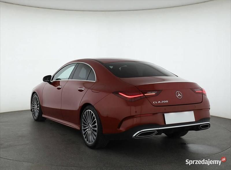 Używany Mercedes CLA200 163 KM (119 kW) 2023 Czerwony Sedan/Limuzyna