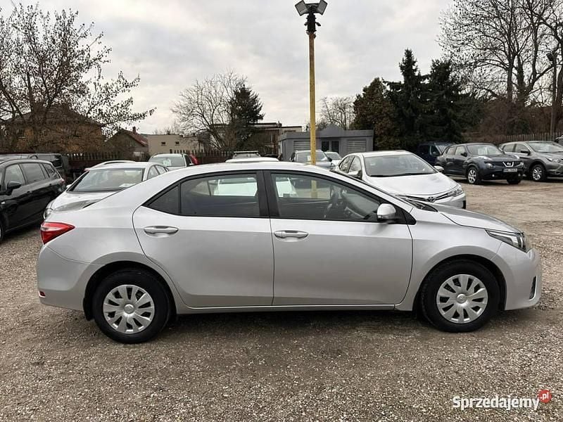 Używany Toyota Corolla 99 KM (72 kW) 2015 Czarny Sedan/Limuzyna