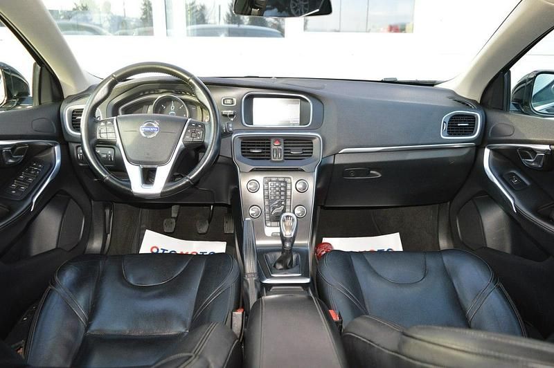 Używany Volvo V40 115 KM (84 kW) 2014 Czarny Hatchback