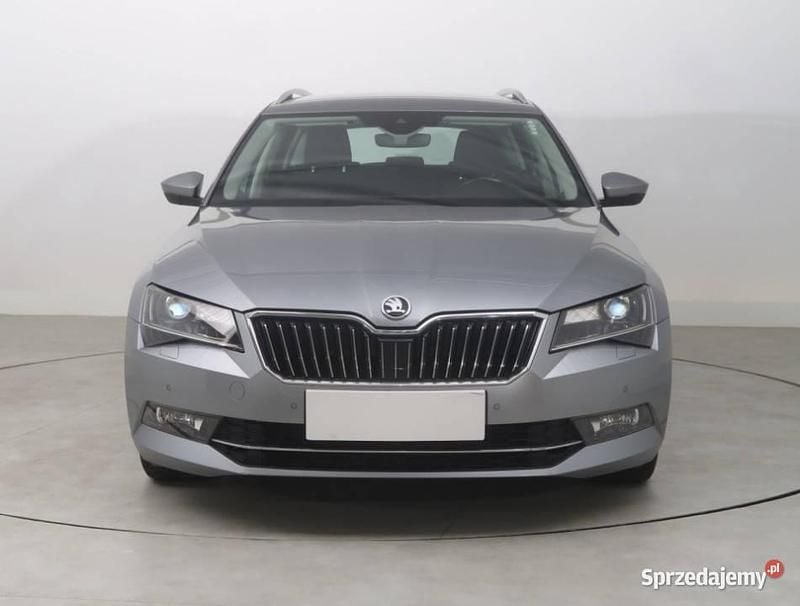 Srebrny Używany 2016 Skoda Superb Kombi | 56 999 zł (Uczciwa cena) - Obraz 1/4