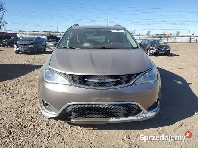Używany Chrysler Pacifica Touring 2017 Złoty Kombi