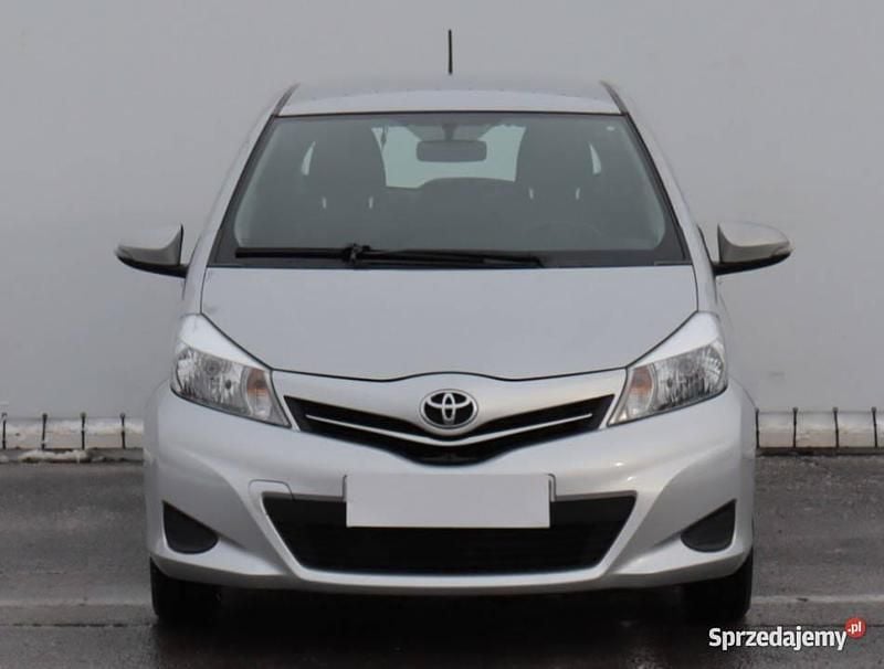Używany Toyota Yaris 2013 Srebrny Hatchback