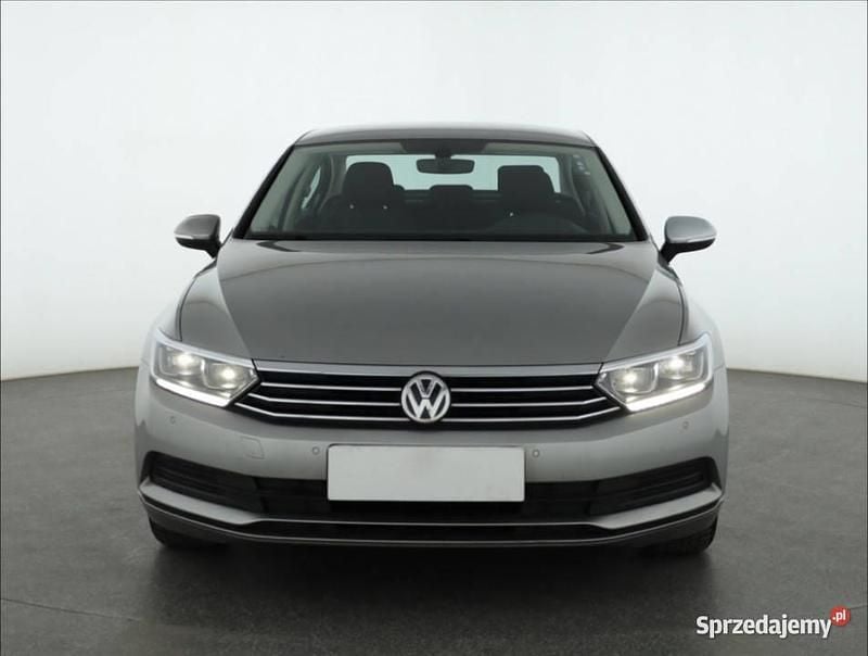 Używany VW Passat 2015 Srebrny Sedan/Limuzyna