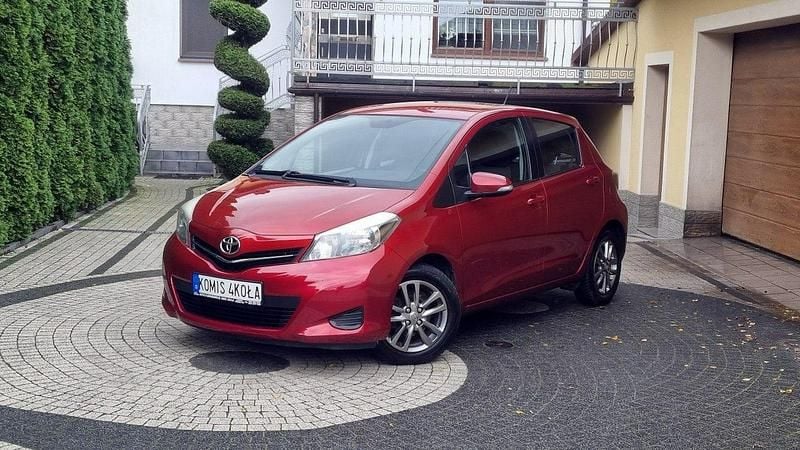 Bordowy (metalik) Używany 2014 Toyota Yaris Hatchback | 27 900 zł (Uczciwa cena) - Obraz 1/4
