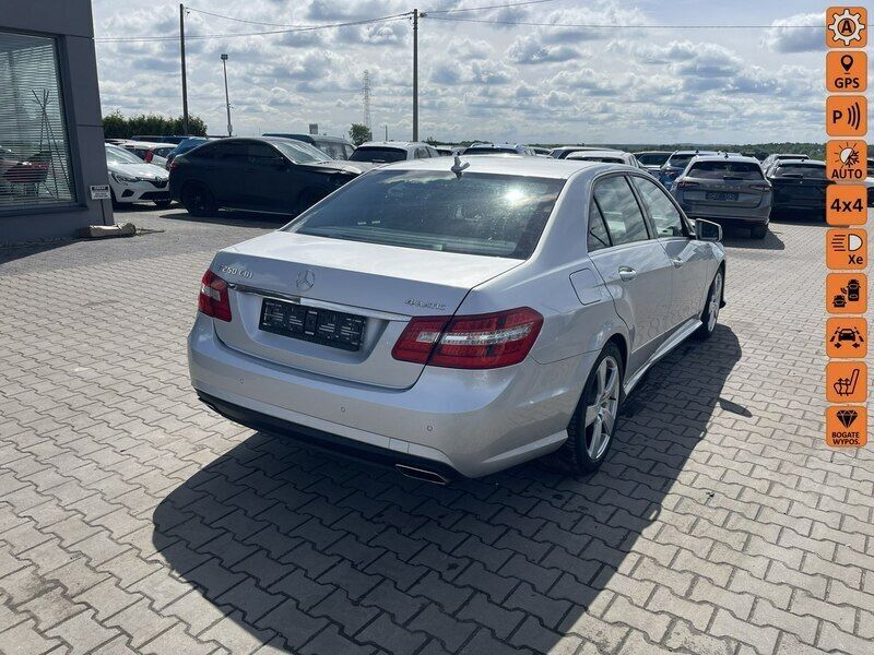 Srebrny (metalik) Używany 2013 Mercedes E250 Sedan/Limuzyna | 39 900 zł - Obraz 1/4