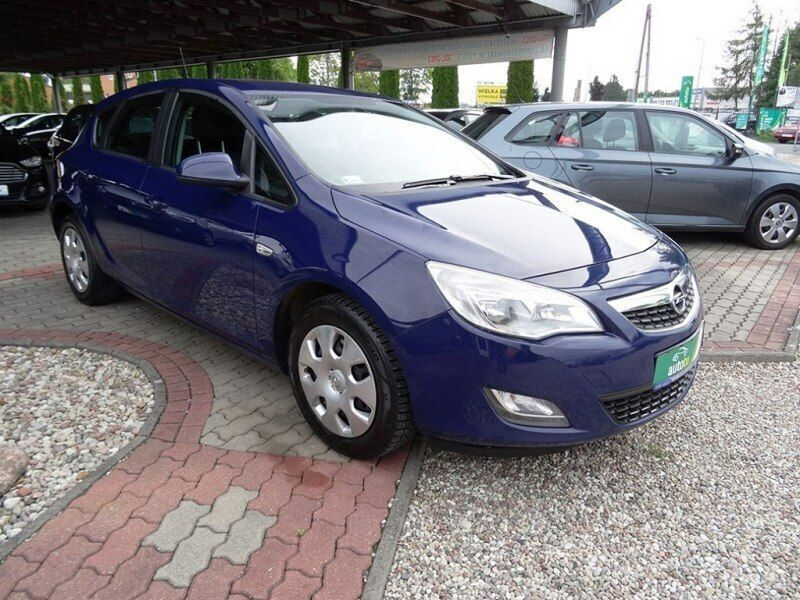 Używany Opel Astra Enjoy 125 KM (91 kW) 2012 Granatowy Hatchback