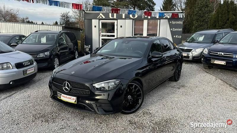 Czarny (metalik, perła) Używany 2020 Mercedes E220 AMG Sedan/Limuzyna | 139 900 zł (Uczciwa cena) - Obraz 1/3
