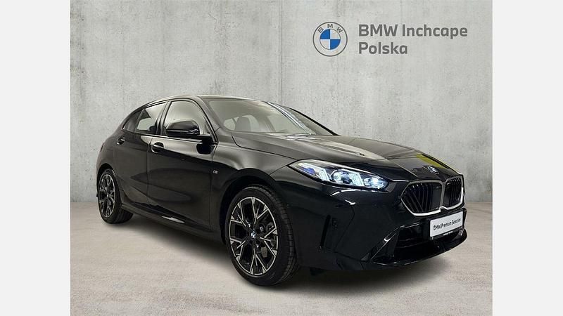Czarny szafir metalizowany Używany 2024 BMW 118 Shadowline Hatchback | 139 900 zł (Drogi) - Obraz 1/3