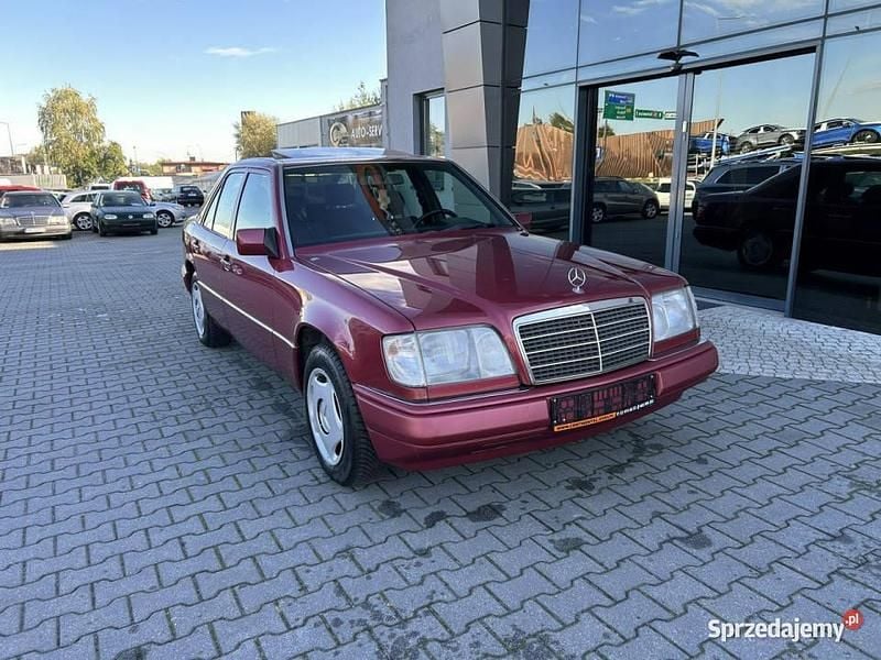 Bordowy Używany 1995 Mercedes E200 Sedan/Limuzyna | 23 900 zł - Obraz 1/4