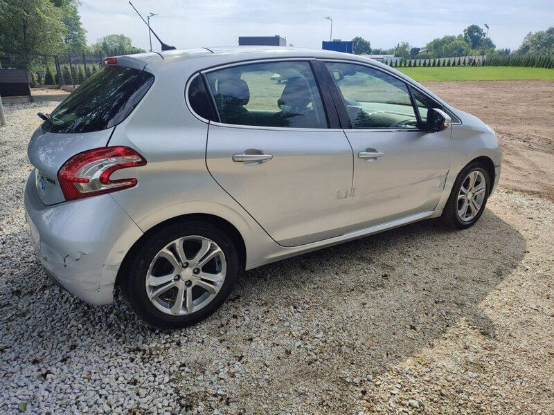 Używany Peugeot 208 82 KM (60 kW) 2012 Srebrny Hatchback