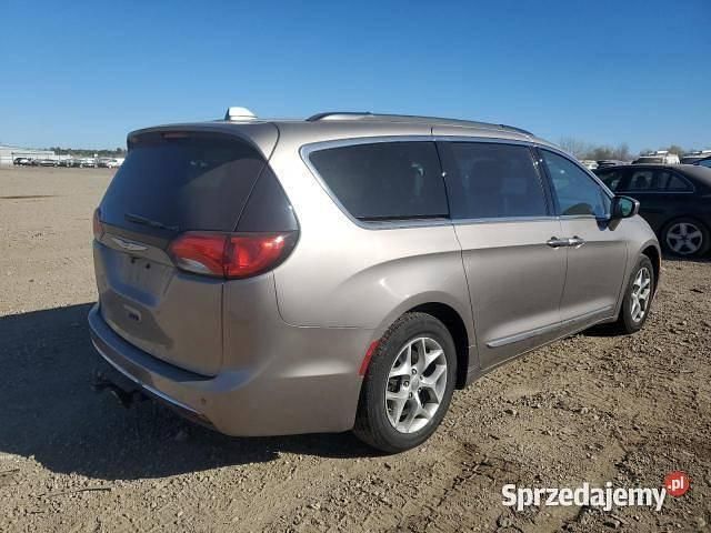 Używany Chrysler Pacifica Touring 2017 Złoty Kombi