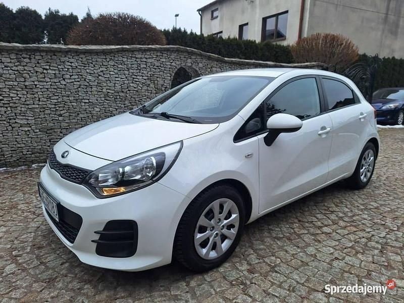 Biały (metalik) Używany 2016 Kia Rio Hatchback | 29 900 zł (Uczciwa cena) - Obraz 1/4