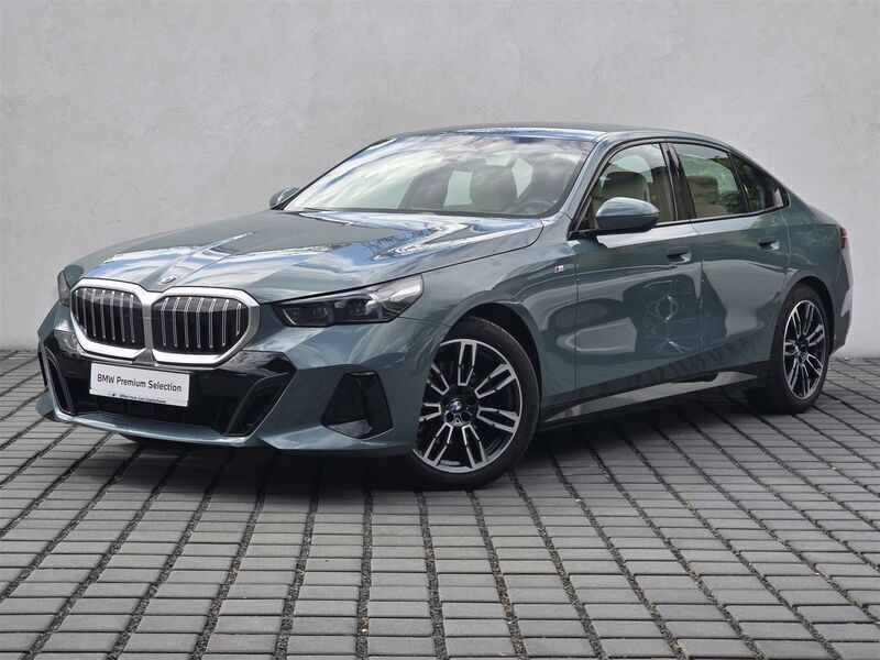Zielony cape york metalizowany Używany 2024 BMW 520 Shadowline Sedan/Limuzyna | 247 900 zł (Super Cena) - Obraz 1/3