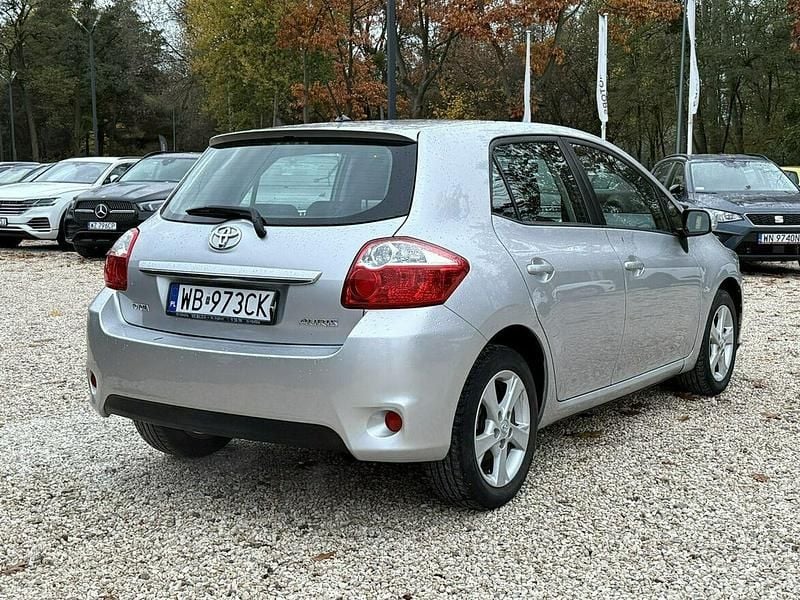 Używany Toyota Auris 132 KM (97 kW) 2012 Srebrny (metalik) Hatchback