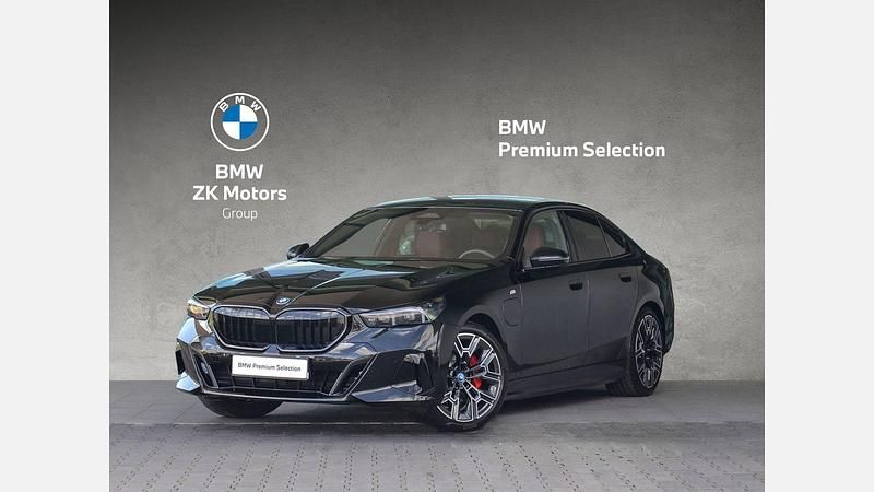 Czarny szafir metalizowany Używany 2024 BMW 530e Comfort Edition Sedan/Limuzyna | 309 900 zł (Uczciwa cena) - Obraz 1/3