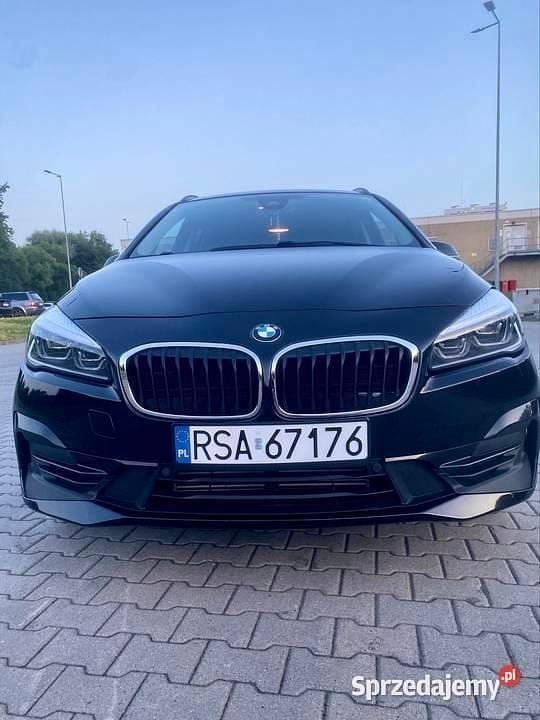 Czarny Używany 2018 BMW 218 Gran Tourer Minivan | 74 500 zł - Obraz 1/2