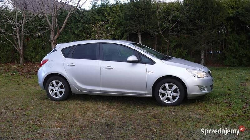 Srebrny Używany 2011 Opel Astra Hatchback | 13 700 zł (Dobra cena) - Obraz 1/4