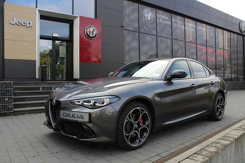 Lakier metalizowany szary vesuvio grey Nowe 2025 Alfa Romeo Giulia Veloce Sedan/Limuzyna | 211 900 zł (Dobra cena) - Obraz 1/4