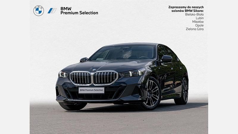 Szary sophisto z brylantowym połyskiem metalizowany Używany 2024 BMW 520 Comfort Edition Sedan/Limuzyna | 237 900 zł (Super Cena) - Obraz 1/3