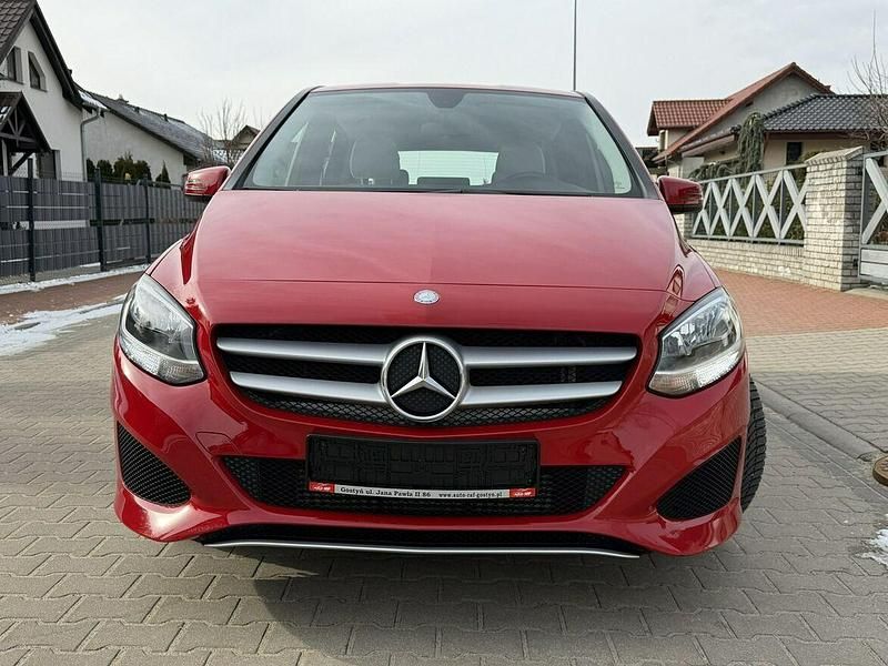 Używany Mercedes B180 122 KM (89 kW) 2015 Czerwony Minivan