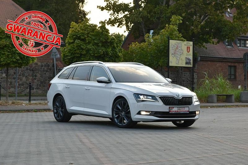 Biały Używany 2019 Skoda Superb Kombi | 77 900 zł (Uczciwa cena) - Obraz 1/4