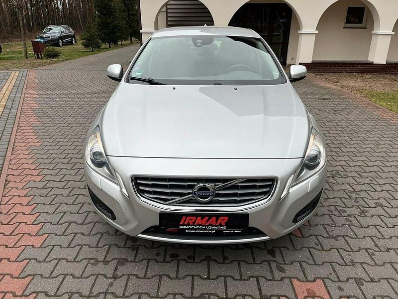Używany Volvo S60 150 KM (110 kW) 2013 Srebrny Sedan/Limuzyna