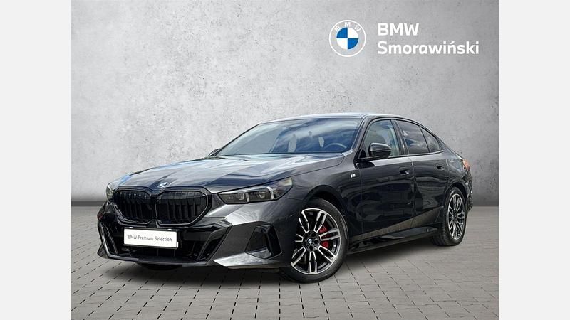 Szary sophisto z brylantowym połyskiem metalizowany Używany 2024 BMW 540 Comfort Edition Sedan/Limuzyna | 364 900 zł (Uczciwa cena) - Obraz 1/3