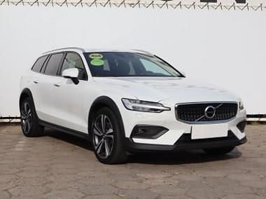 Biały Używany 2021 Volvo V60 CC Kombi | 134 999 zł - Obraz 1/4