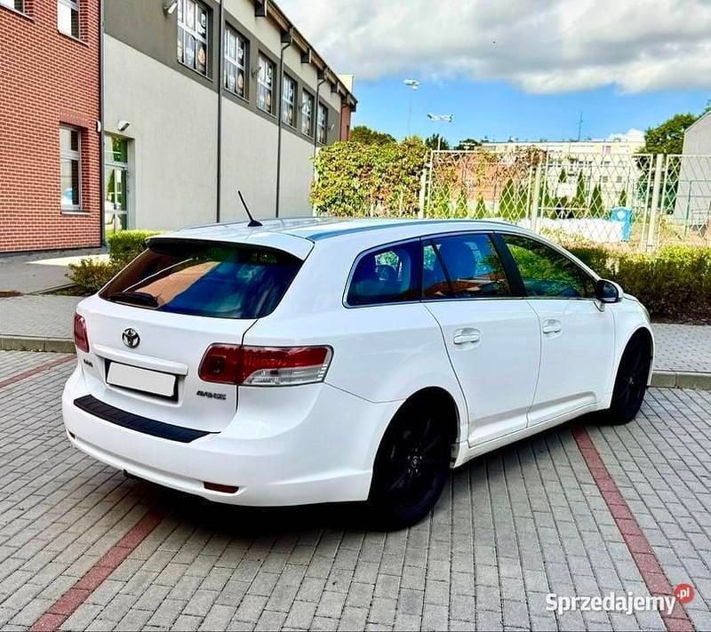 Biały Używany 2010 Toyota Avensis Kombi | 17 900 zł (Uczciwa cena) - Obraz 1/4