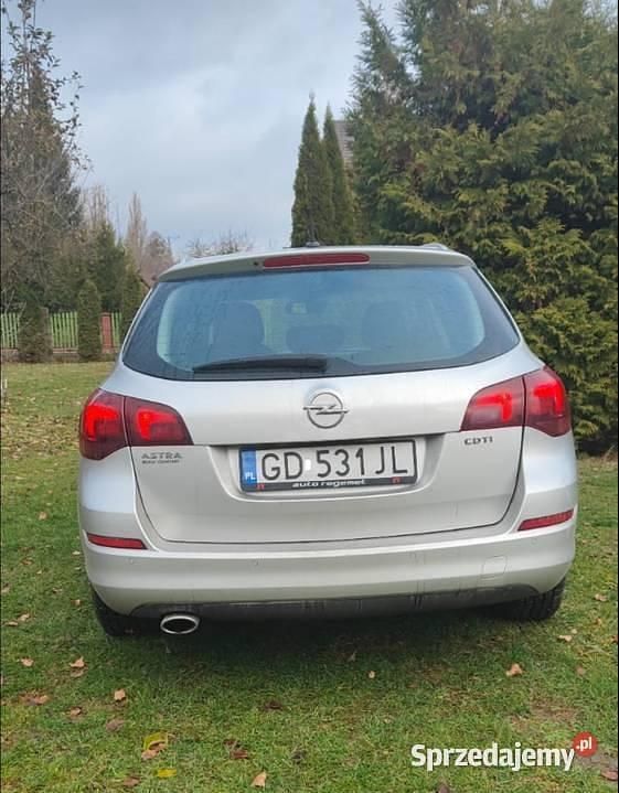 Używany Opel Astra 165 KM (121 kW) 2012 Srebrny Sedan/Limuzyna
