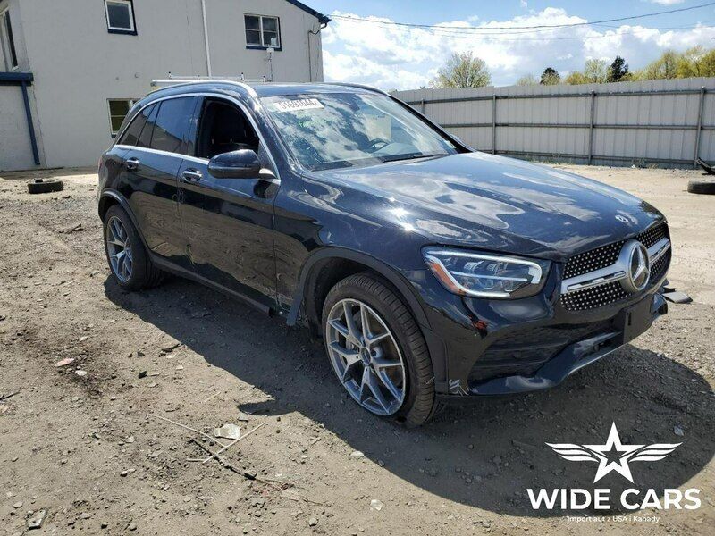 Czarny (metalik) Używany 2020 Mercedes GLC300 AMG SUV | 85 600 zł - Obraz 1/4