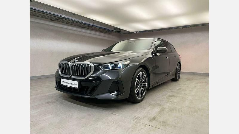 Sophisto grey brillant effect Używany 2024 BMW 520 Comfort Edition Kombi | 253 900 zł (Uczciwa cena) - Obraz 1/3