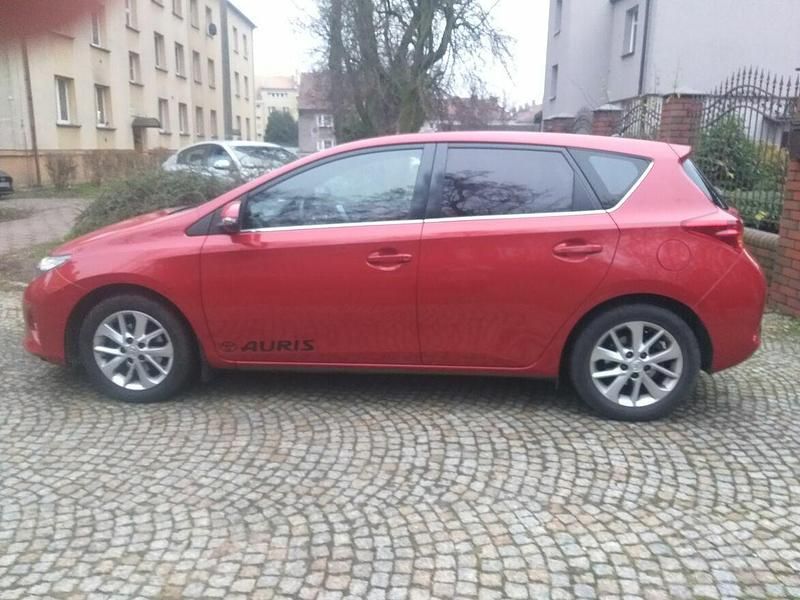 Używany Toyota Auris 132 KM (97 kW) 2015 Czerwony Hatchback
