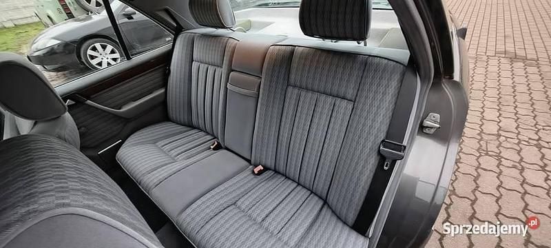 Używany Mercedes E200 1990 Brązowy Sedan/Limuzyna