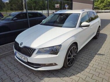 Biały Używany 2016 Skoda Superb Kombi | 68 900 zł (Uczciwa cena) - Obraz 1/4