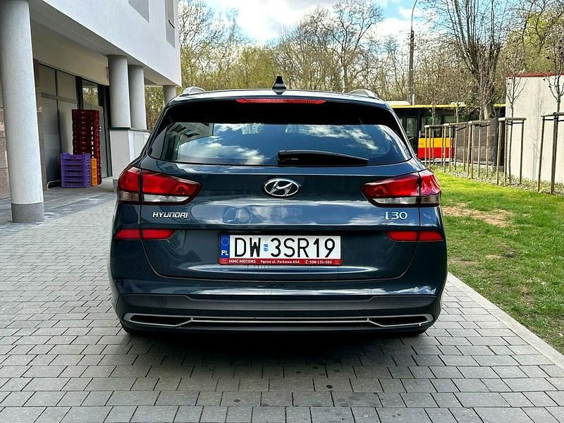 Używany Hyundai i30 Classic 110 KM (80 kW) 2022 Niebieski ciemny (metalik) Kombi