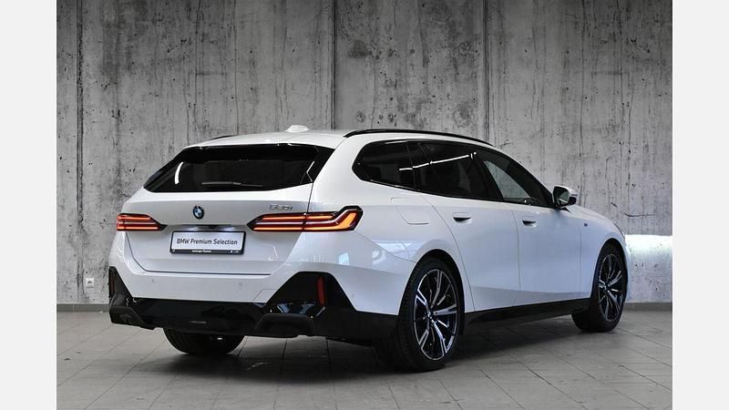Używany BMW 520 Comfort Edition 190 KM (139 kW) 2025 Mineral white metallic metalizowany Kombi