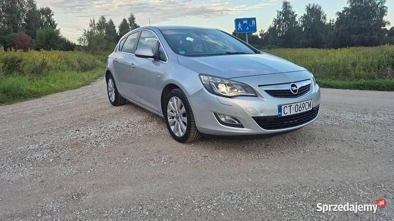 Używany Opel Astra Cosmo 2010 Srebrny Sedan/Limuzyna