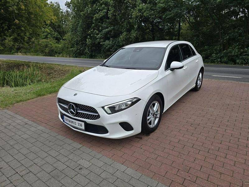 Biały Używany 2019 Mercedes A180 Hatchback | 79 900 zł (Dobra cena) - Obraz 1/4
