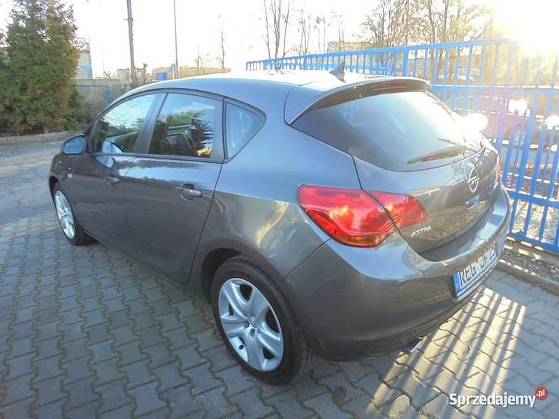 Używany Opel Astra Cosmo 2011 Szary Hatchback