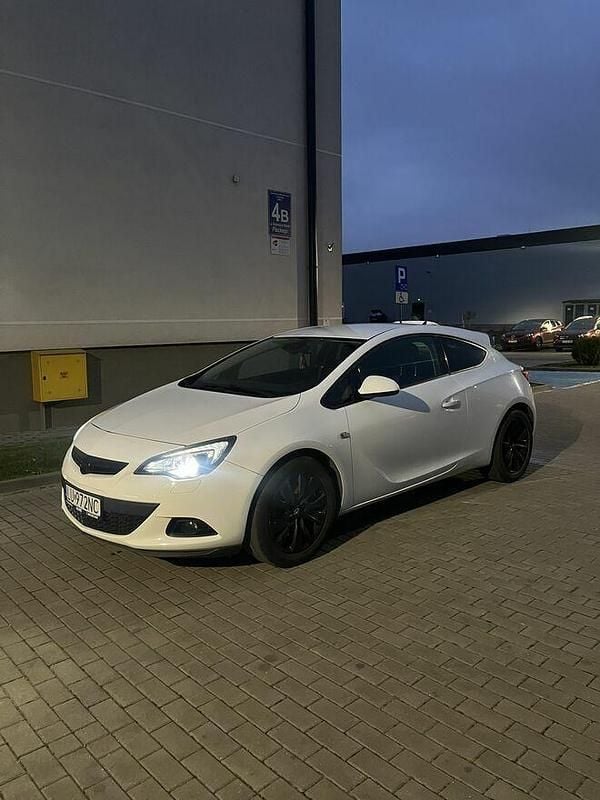Biały Używany 2013 Opel Astra Coupe | 28 000 zł (Uczciwa cena) - Obraz 1/4