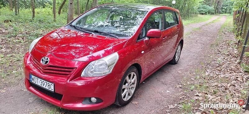 Bordowy Używany 2010 Toyota Verso Minivan | 29 900 zł (Dobra cena) - Obraz 1/4